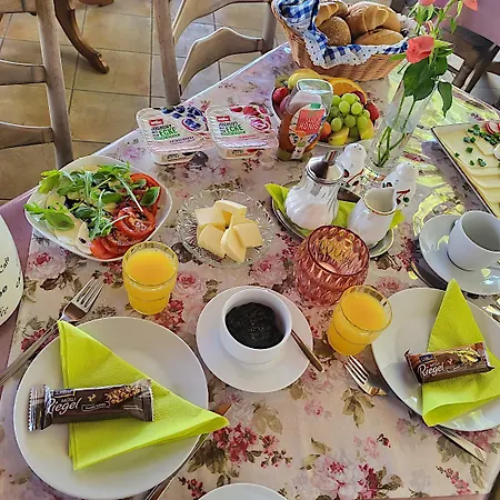Guest house Und Eiscafe Frank